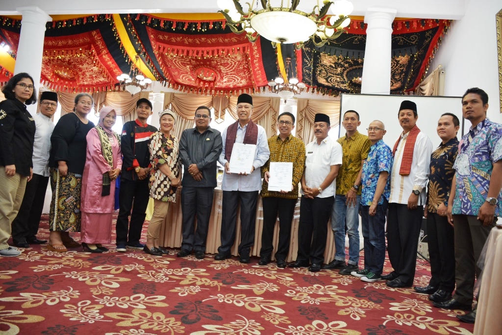 Bupati Irsinansyah Tarmizi foto bersama anghota Bekraf RI di Indo Jolito